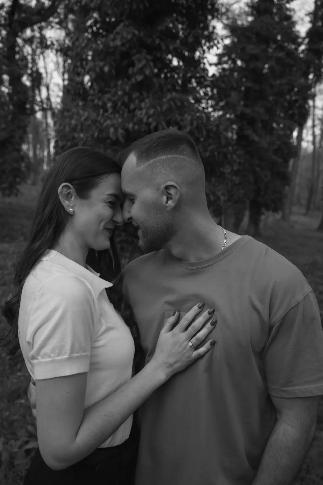 Pár s čelami pri sebe, čiernobiela fotografia