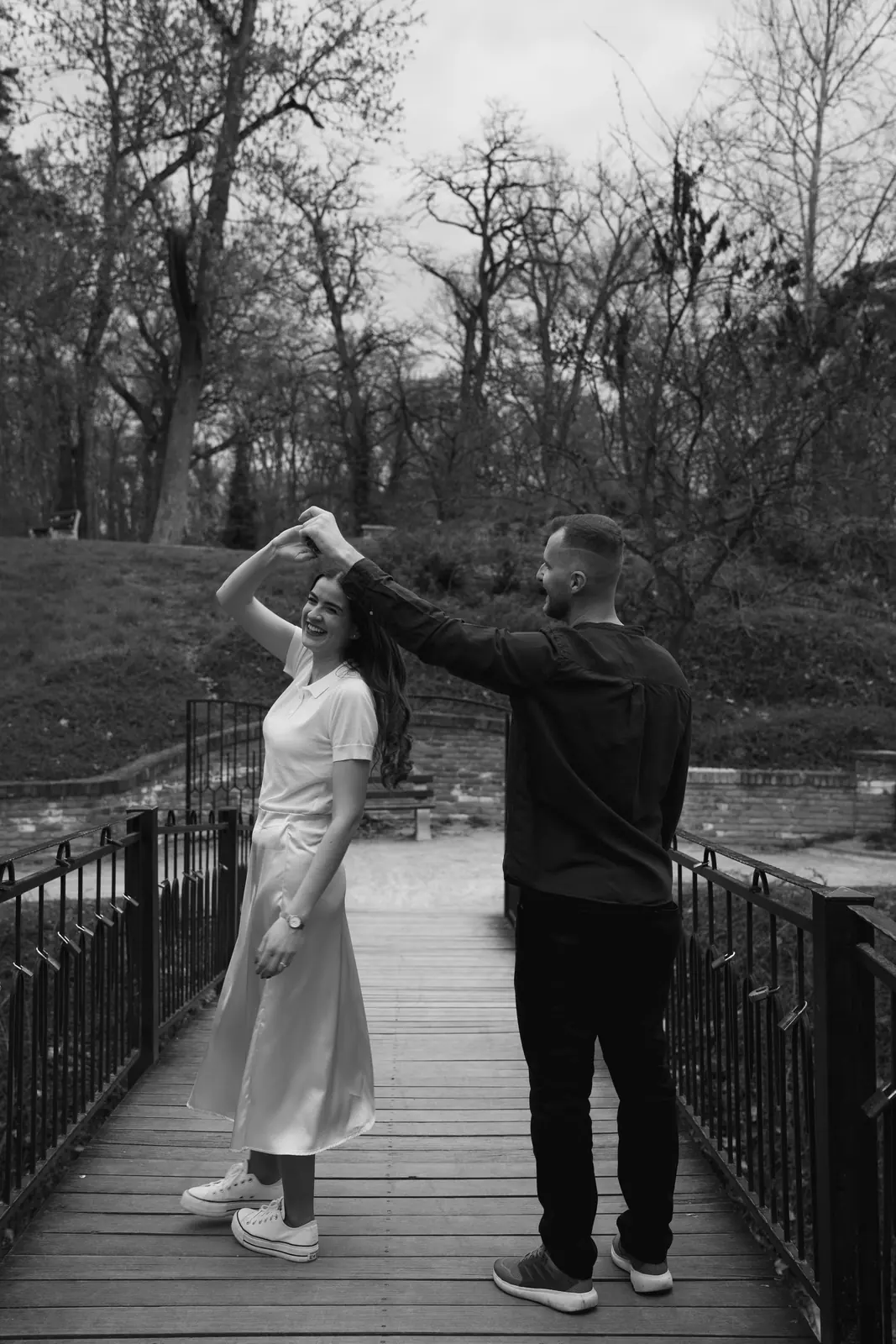 Otočka na moste, čiernobiela fotografia