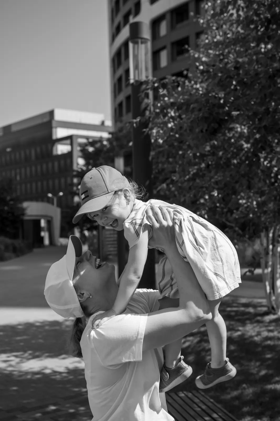 Mama dvíha dcéru, čiernobiela fotografia