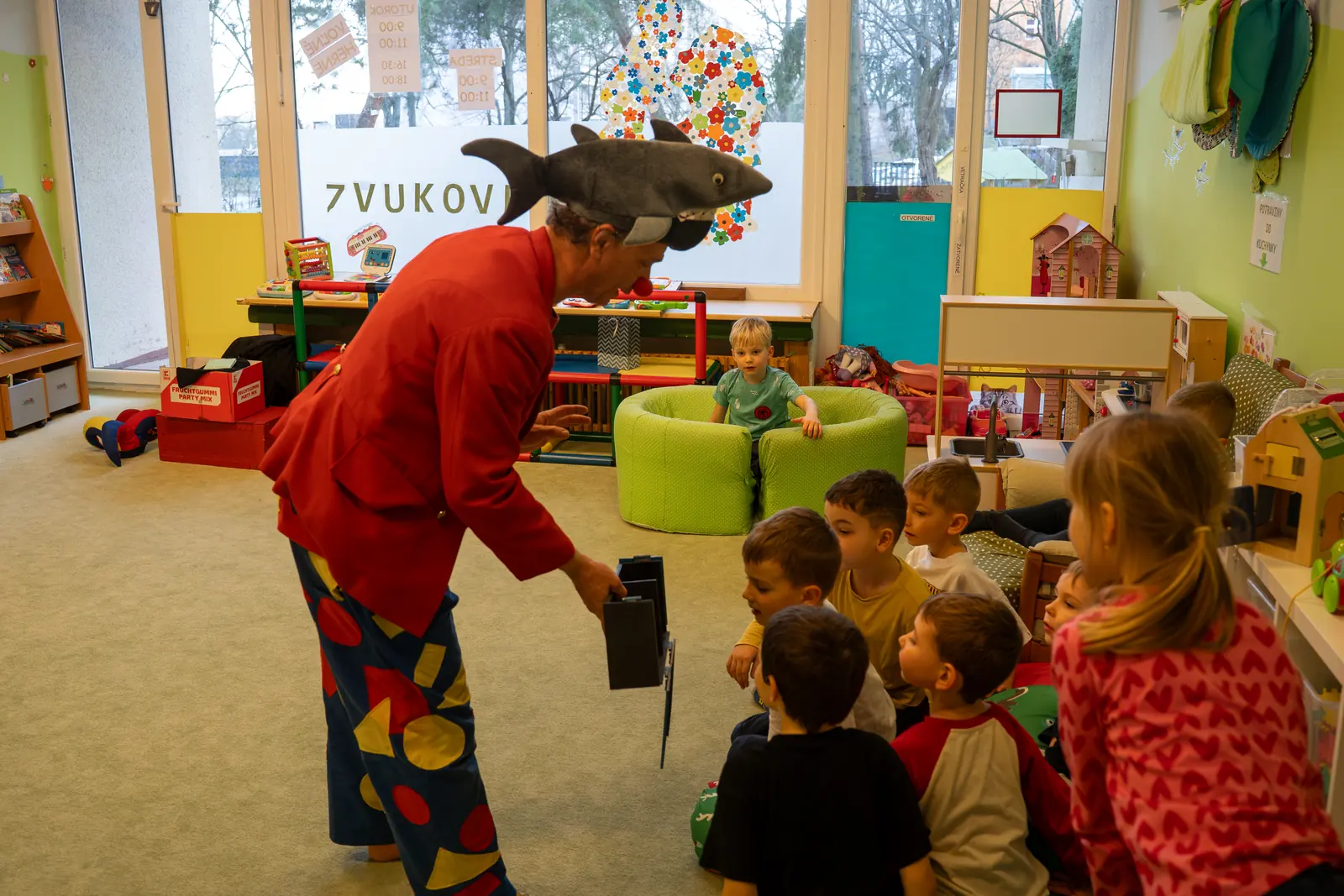Klaun s predstavením v škôlke