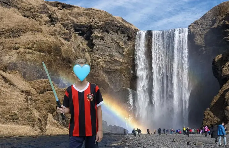 Deti pri vodopáde v magickej krajine