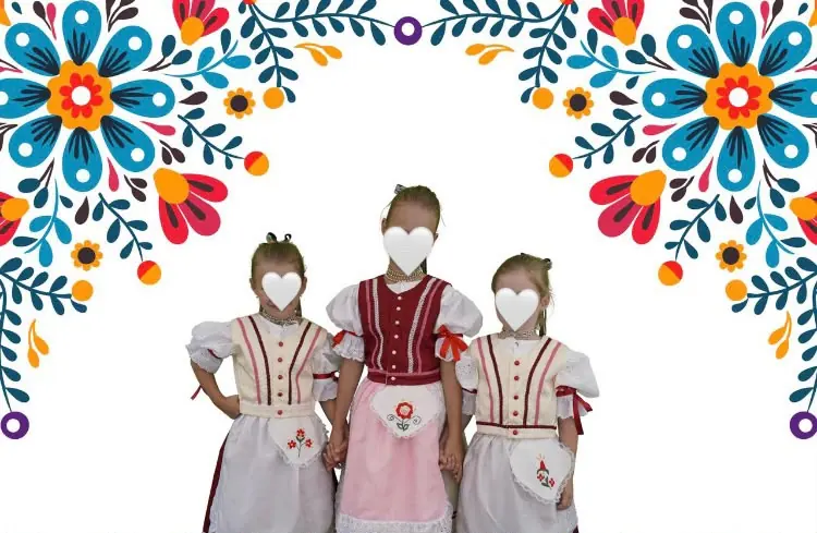 Dievčatá v kroji vo folklórnom rámčeku
