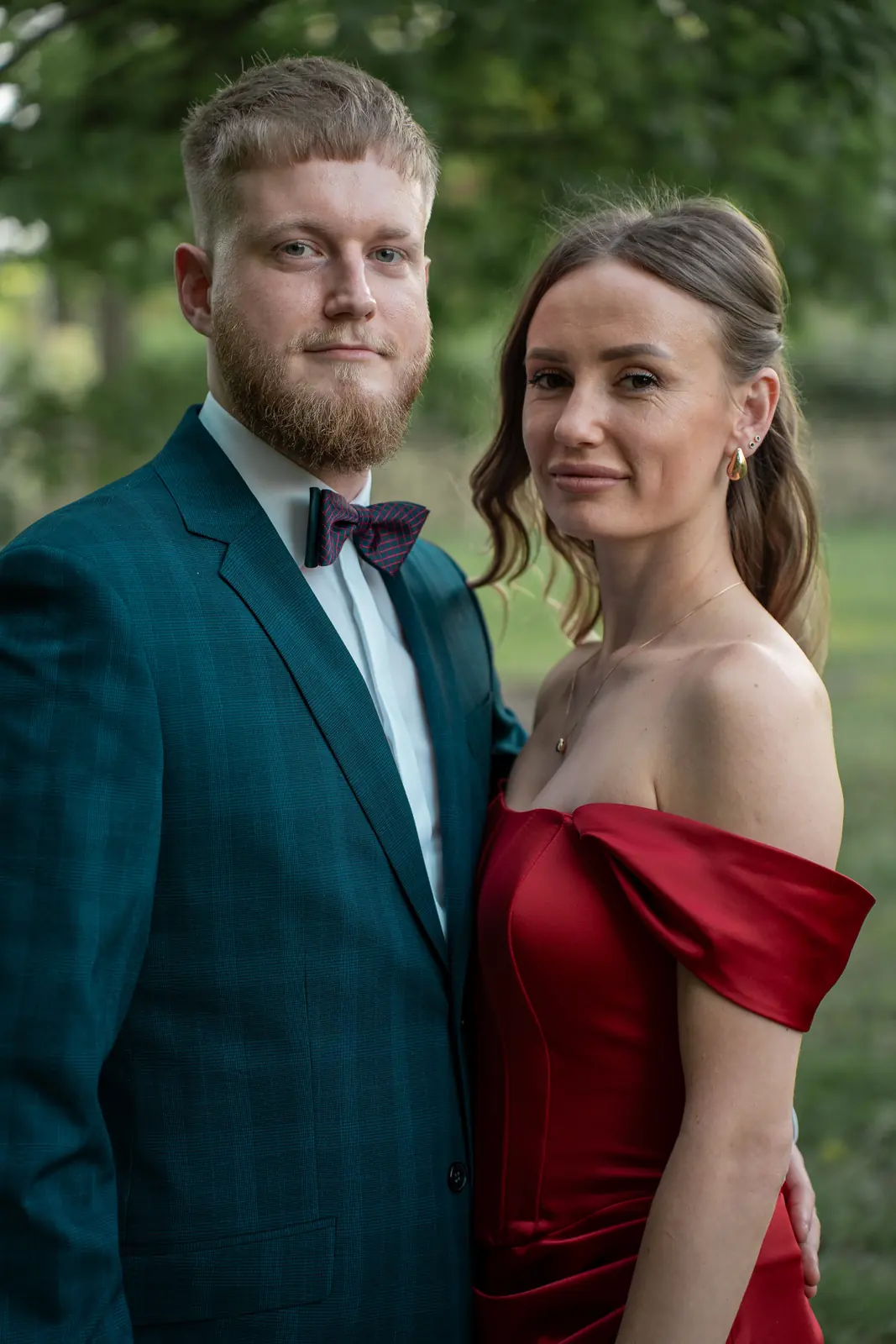 Pár v slávnostnom oblečení