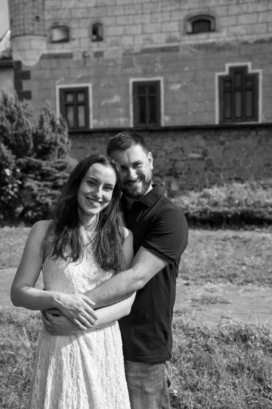 Pár pri hrade, čiernobiela fotografia