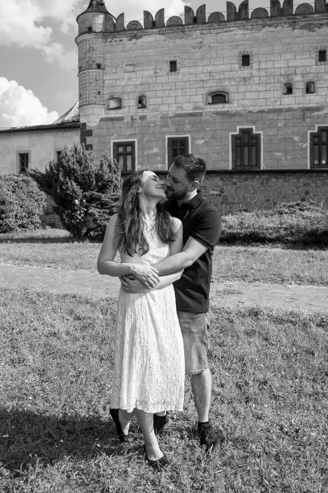 Objatie páru pri hrade, čiernobiela fotografia