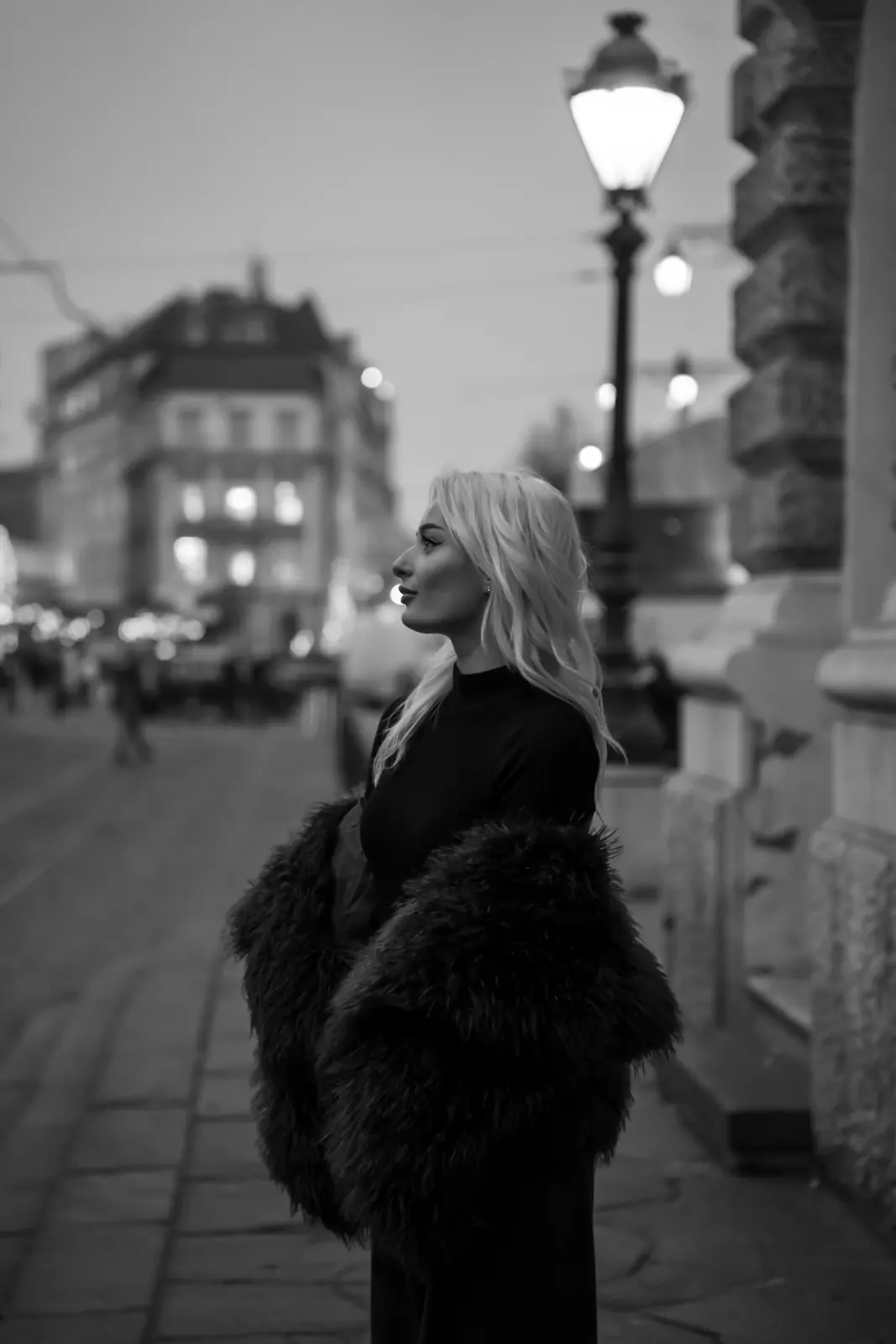 Portrét v kožuchu, čiernobiela fotografia