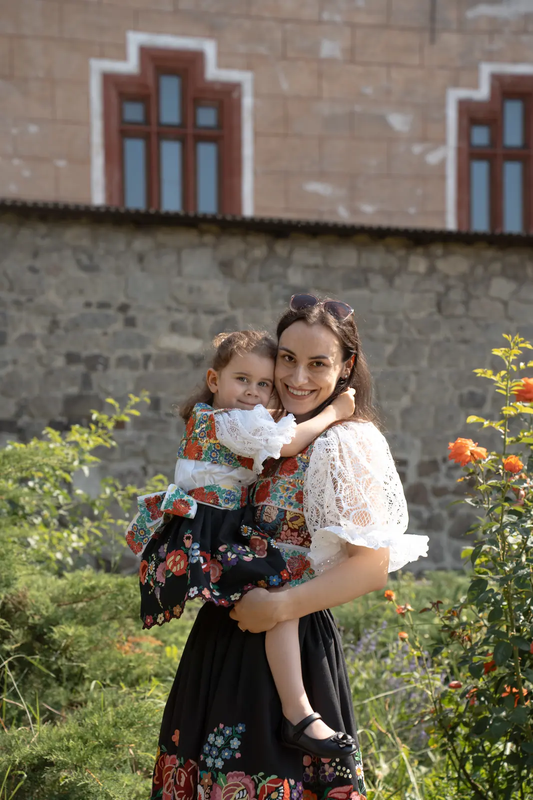 Mama s dcérou počas rodinného fotenia pri hrade