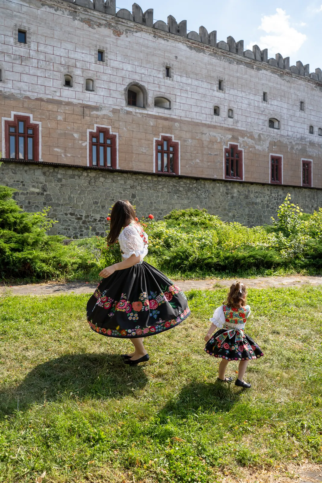 Dievčatko pri hradnom múre