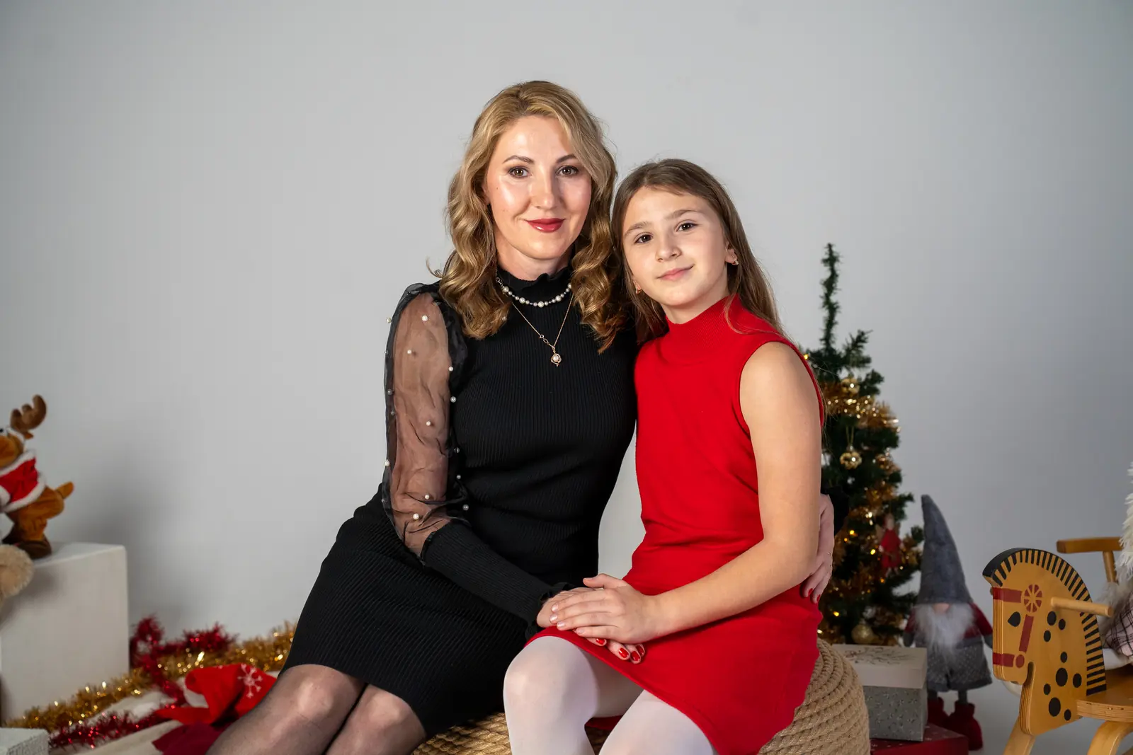 Mama a dcéra počas vianočného fotenia