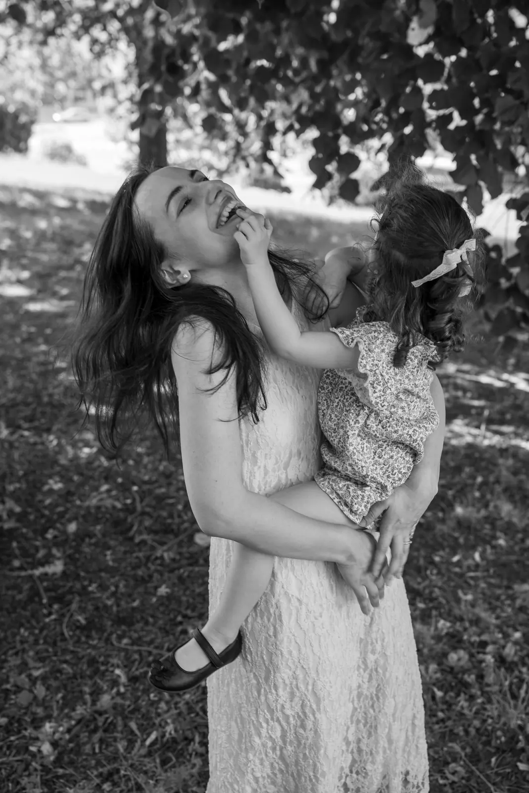 Mama dvíha dcéru, čiernobiela fotografia
