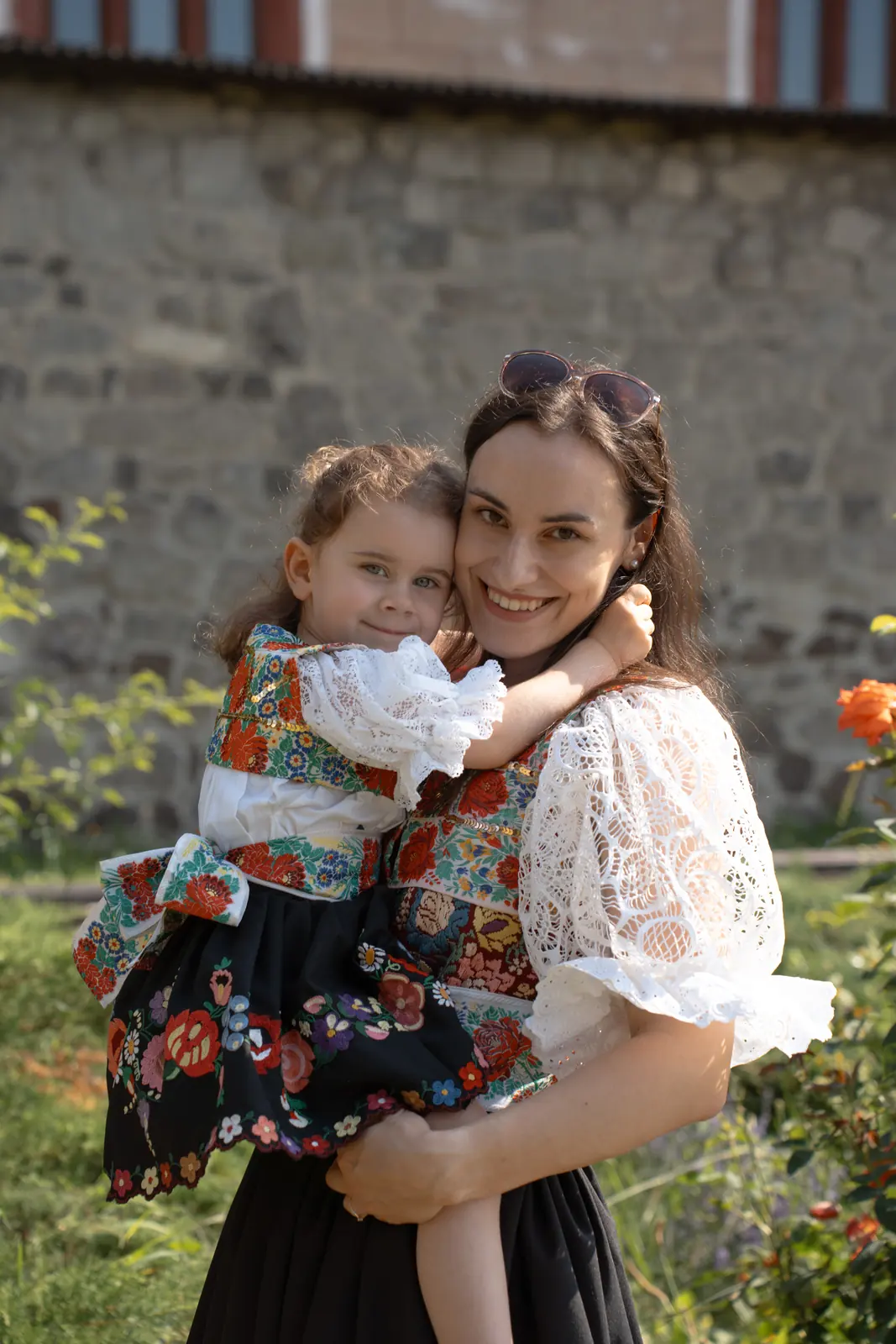 Mama s dcérou v objatí