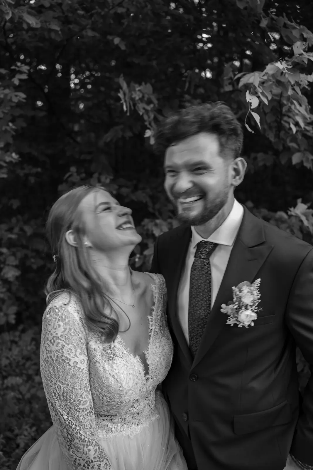 Smiech novomanželov, čiernobiela fotografia
