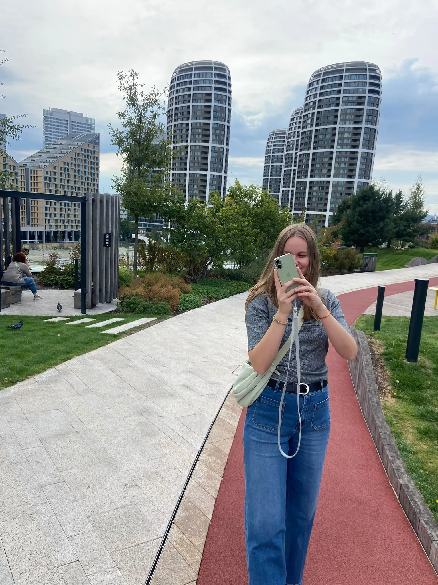 Nina natáča mobilom — takto vzniká svadobné video