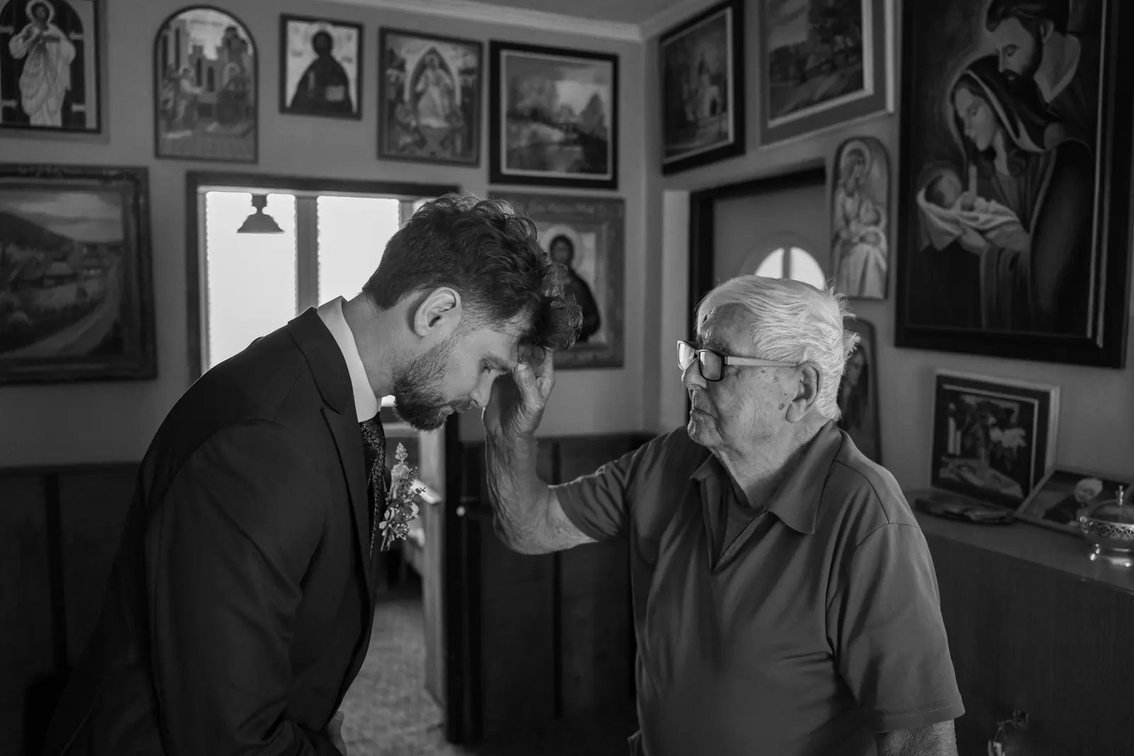 Ženích bozkáva ruku starej mame
