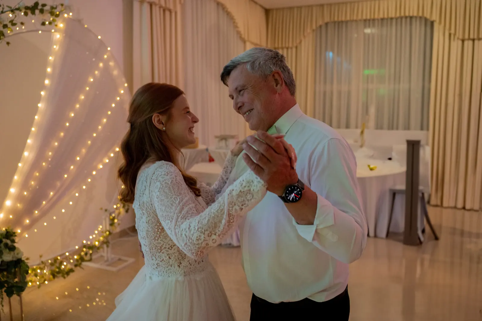 Nevesta tancuje s otcom na svadbe