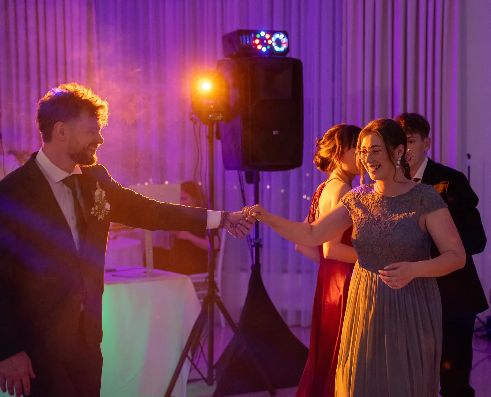Ľudia na večernej zábave počas eventu