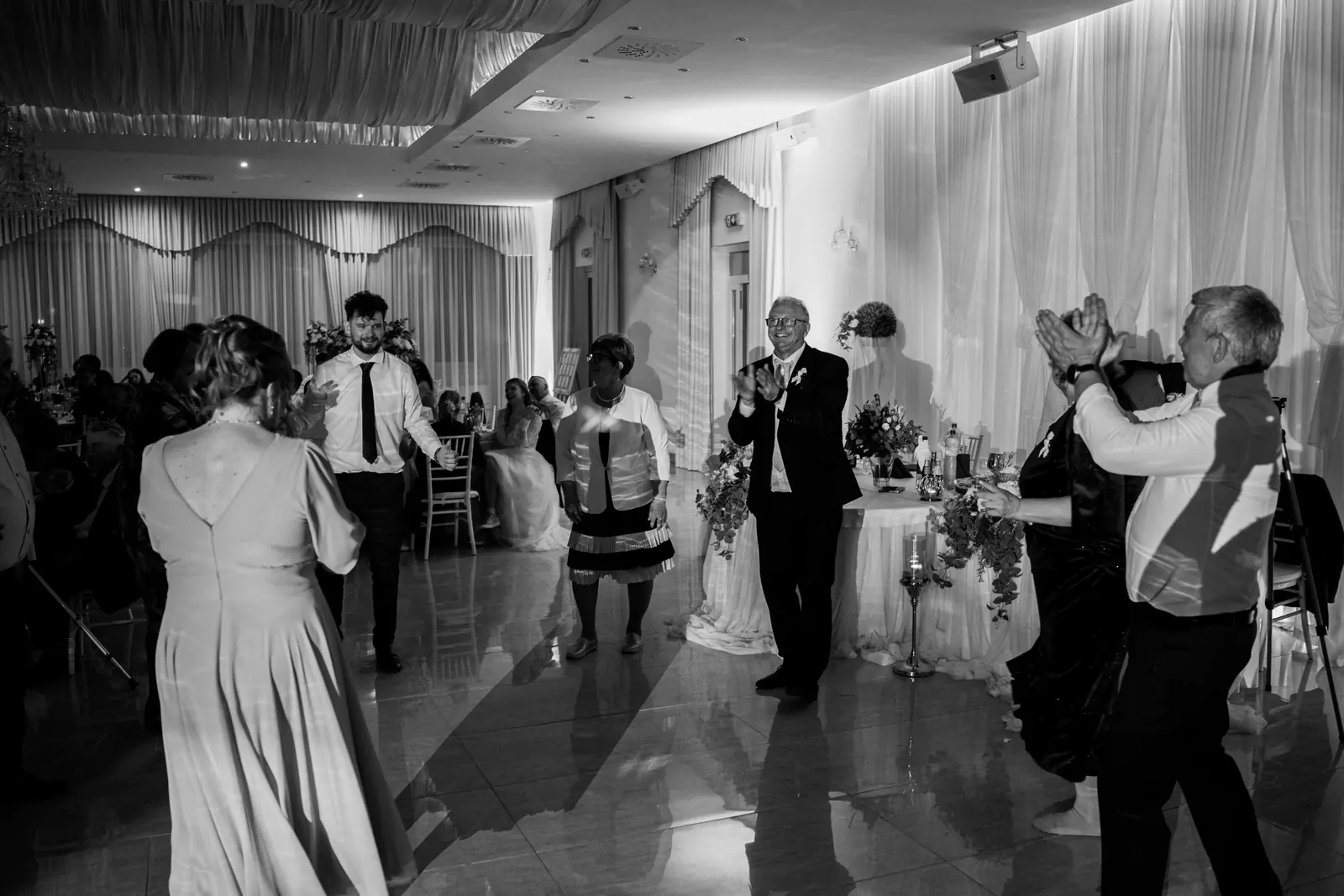 Svadobná zábava, čiernobiela fotografia
